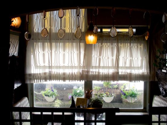 純喫茶不二家・ライトとカフェカーテン