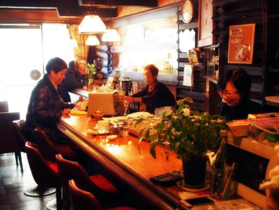 名古屋市中村区にある珈琲屋ロビンのカウンター