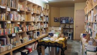 みつばち古書部店内