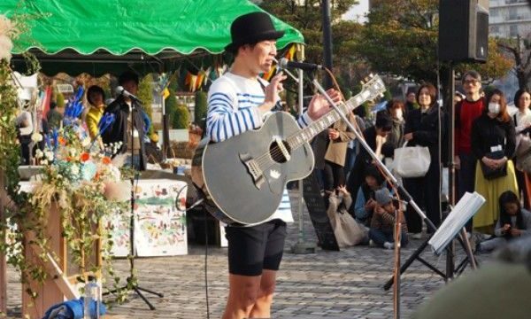 関西蚤の市のカジくんライブ