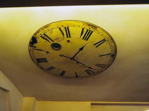 エンジェルライブラリー・天井の時計