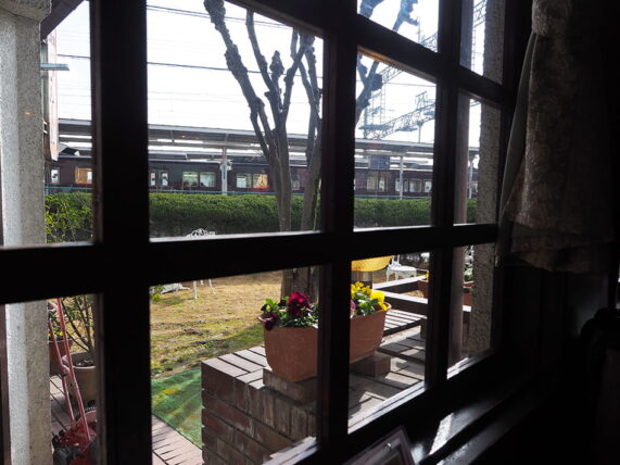 純喫茶フルール・窓の外の阪急電車