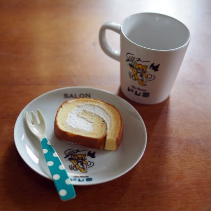 巡る純喫茶のデザートプレートとマグカップ
