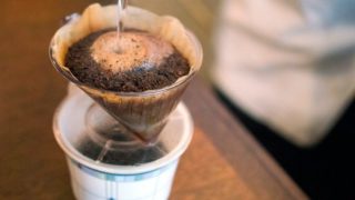 コーヒーを目の前でドリップ