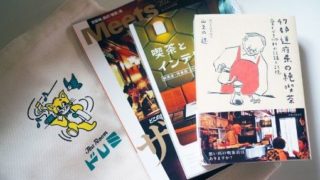 巡る純喫茶トートバッグの使用イメージ