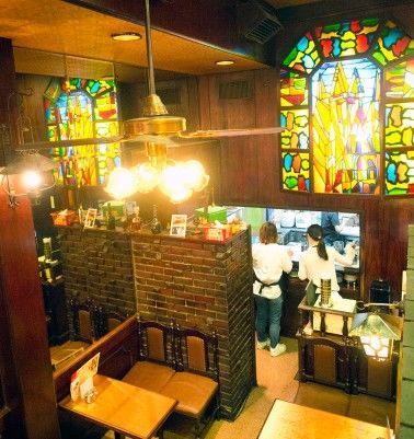 喫茶ビクター_ステンドグラス上から
