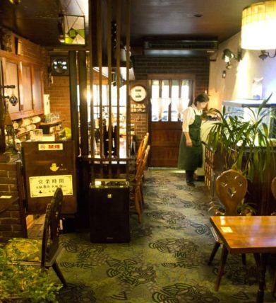 琥珀屋珈琲店の1階