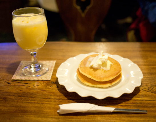 琥珀屋珈琲店のホットケーキセット