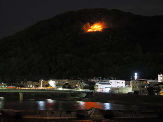 がんがら火祭り・五月山に浮かぶ大一文字