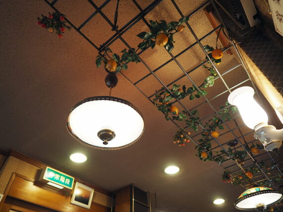 喫茶アムール・上部に飾られた果物