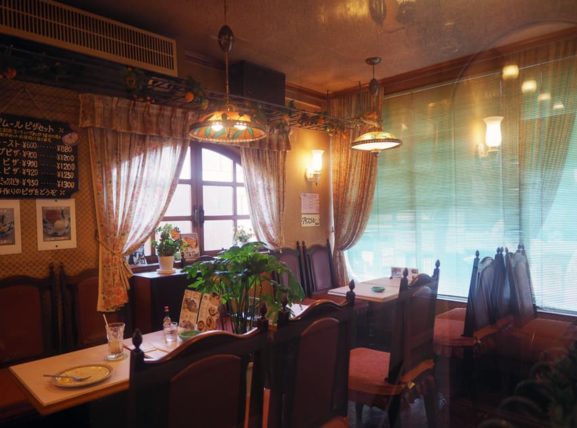 喫茶アムールの店内窓側