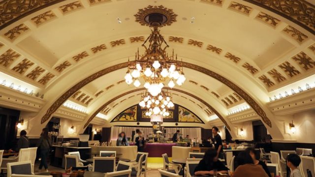 イケフェス会場のシャンデリアテーブル