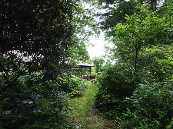ヴォーリズ六甲山荘・庭から見た山荘