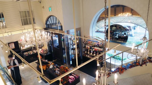 ポアール帝塚山本店の店内を2階から