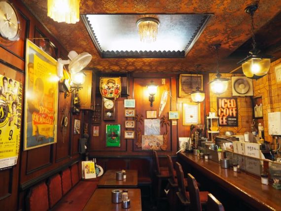 喫茶&カレー伊勢の店内入口から