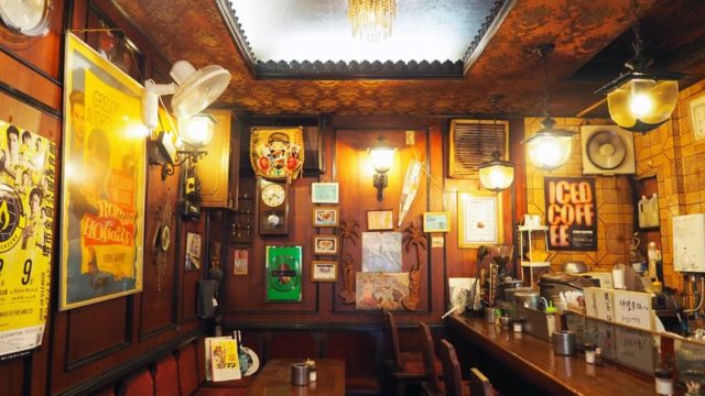 喫茶&カレー伊勢の店内入口から