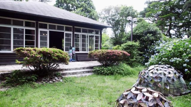 庭から見たヴォーリズ六甲山荘