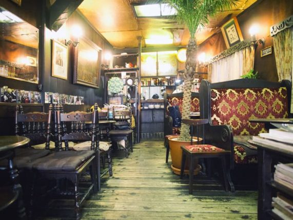 喫茶エデンの店内