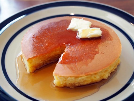 喫茶月森のホットケーキとシロップ