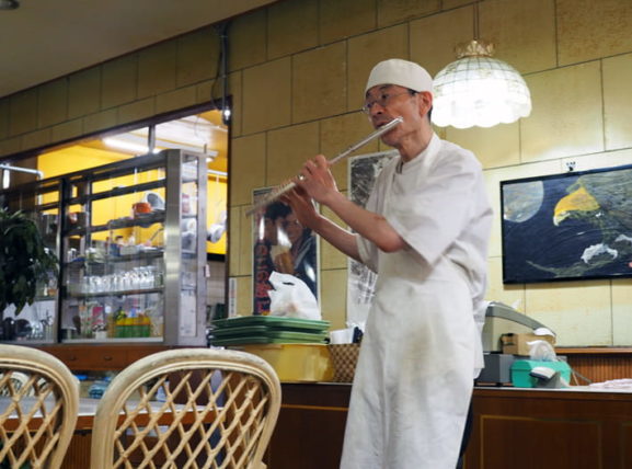 トロイカ&リビエラのフルートを吹く店長