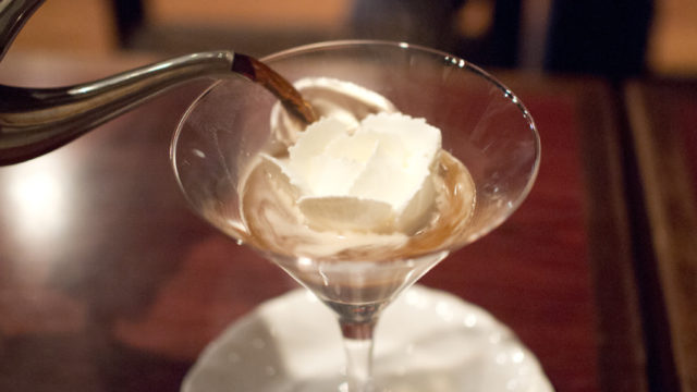 コーヒーを注いだパリのロマンス