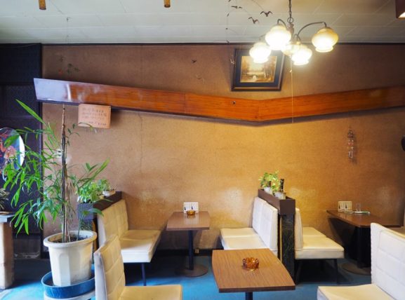 純喫茶フレンドの壁左側