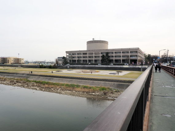 宝塚新大橋から見た宝塚市庁舎