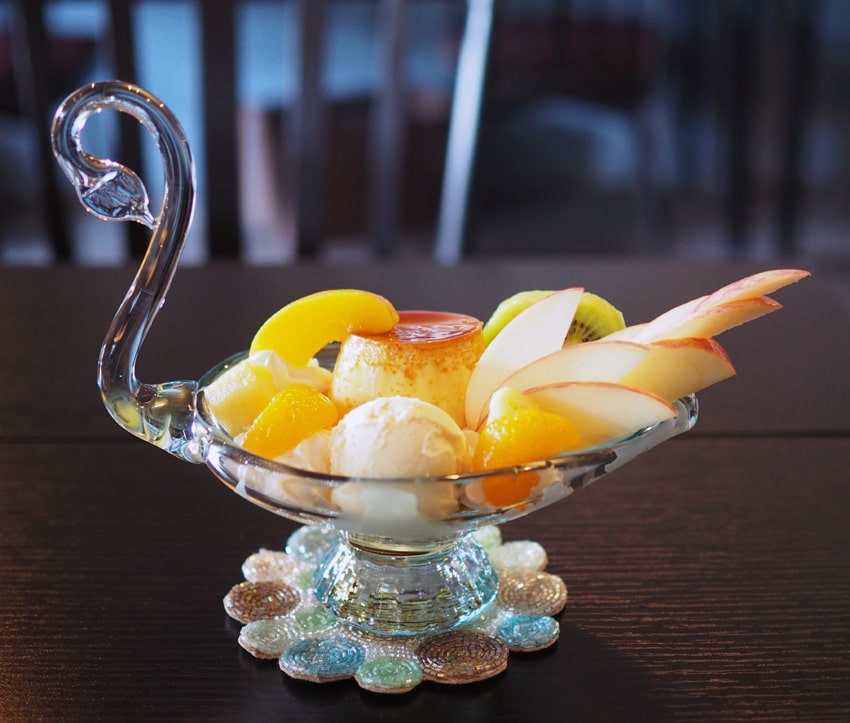 西宮・花と寅】白鳥の器に盛られたときめきのプリンアラモード（閉店