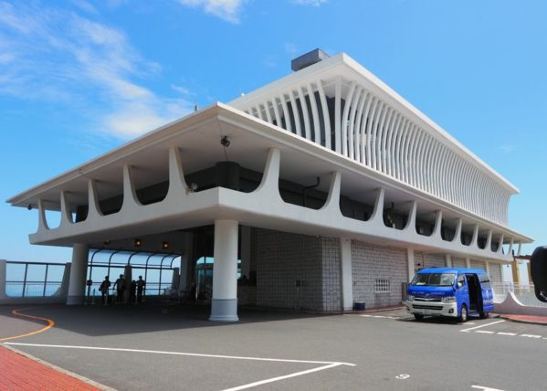 錦ヶ浦に建つホテルニューアカオ