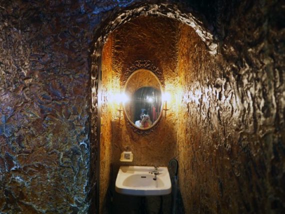 珈琲専門店MUC 内平野店・洞穴のようなトイレ
