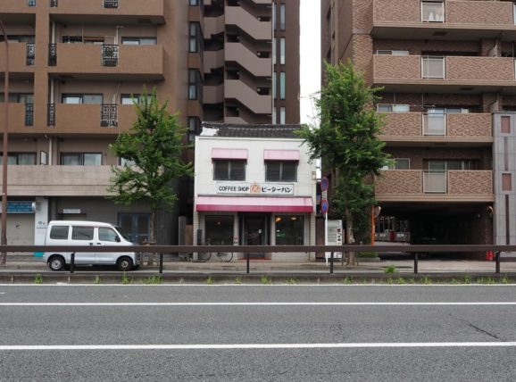 ビルに挟まれたTEA ROOM ピーターパンの外観