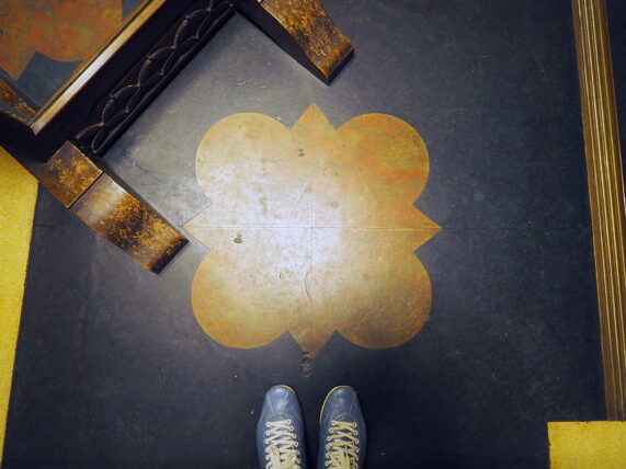 東華菜館・階段の床の模様