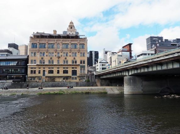 東華菜館・向かいから見た全景