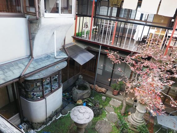 橋本の香・二階から見た中庭
