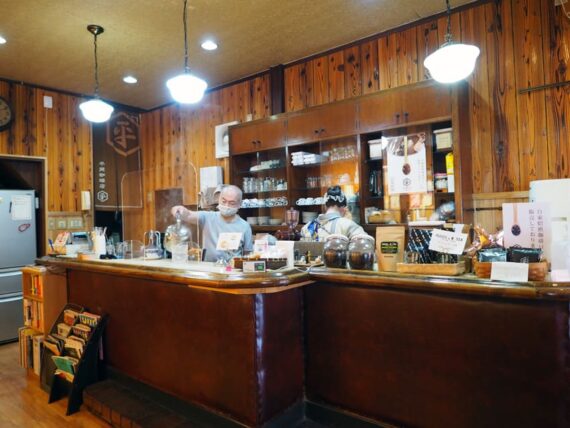 平岡珈琲店・カウンター