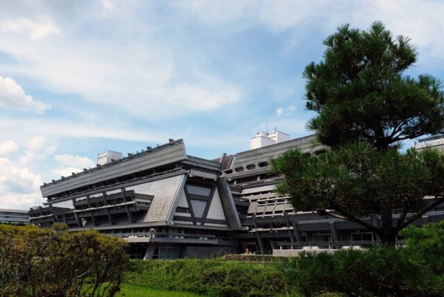 庭園から見た京都国際会館全景