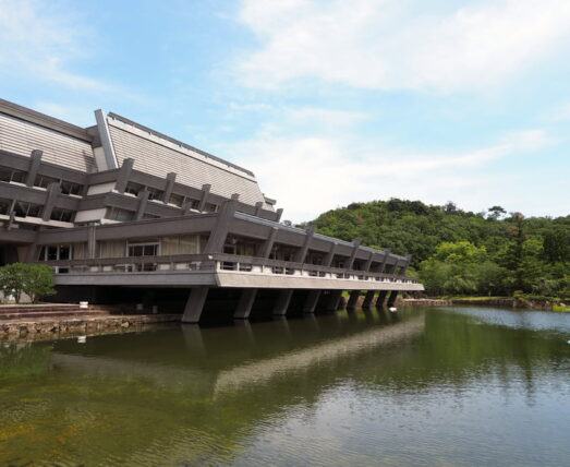 庭園から見た京都国際会館の建物