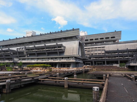 庭園から見た京都国際会館 