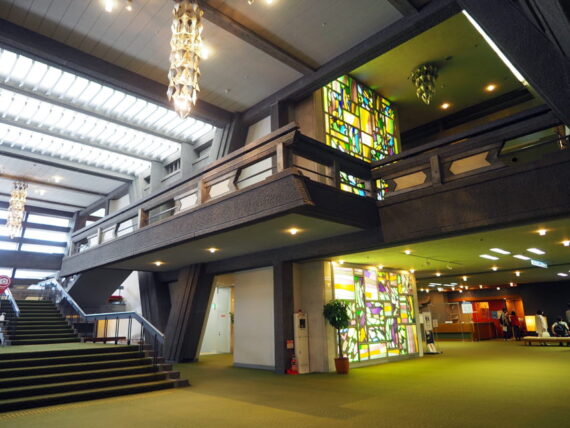 京都国際会館・メインロビーのステンドグラス