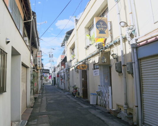 洋酒喫茶ロダンのある通り