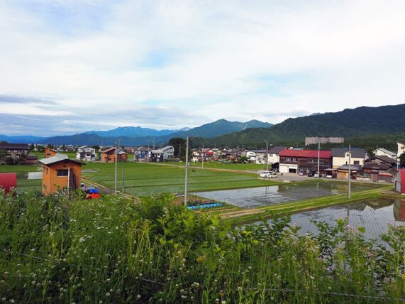 石打邪宗門へと続く道