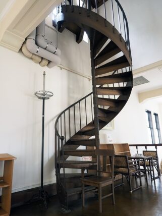 神戸女学院・図書館_2階の螺旋階段