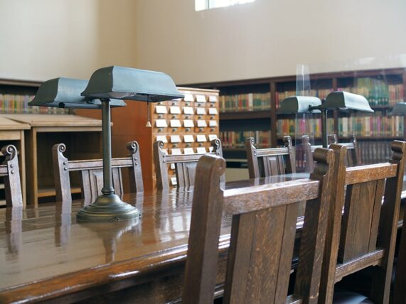 神戸女学院・図書館_デスクアップ