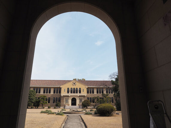 神戸女学院・理学館から見た文学館