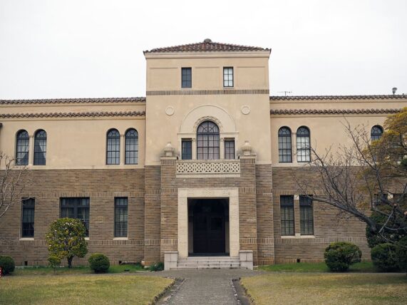 神戸女学院・総務館外観