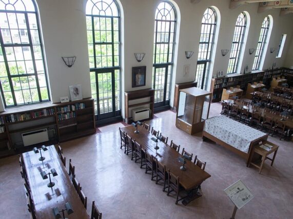 神戸女学院・図書館_館内上から