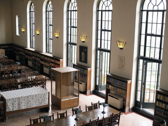 神戸女学院・図書館1階