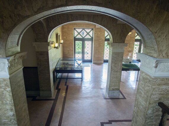 神戸女学院・図書館_美術館のような館内