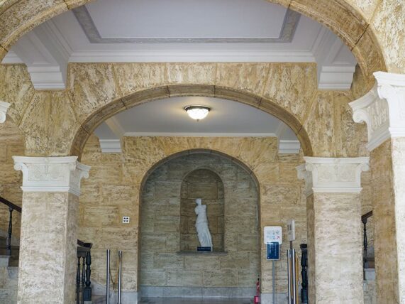 神戸女学院・図書館＿銅像