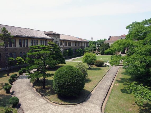 神戸女学院・図書館_中庭を眺める
